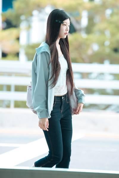 [패션엔 포토] 아일릿 원희, 공항에 뜬 여친? 레이스 크롭 톱에 집업 재킷 툭 여친 출국룩