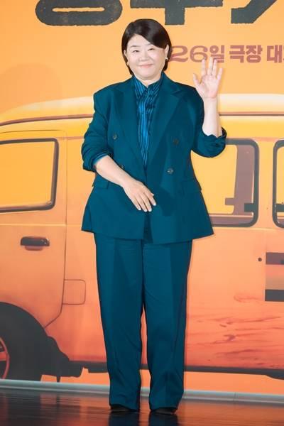 [패션엔 포토] 이정은, ‘경주기행’ 언니 같은 엄마! 파워풀한 카리스마 틸 컬러 슈트룩