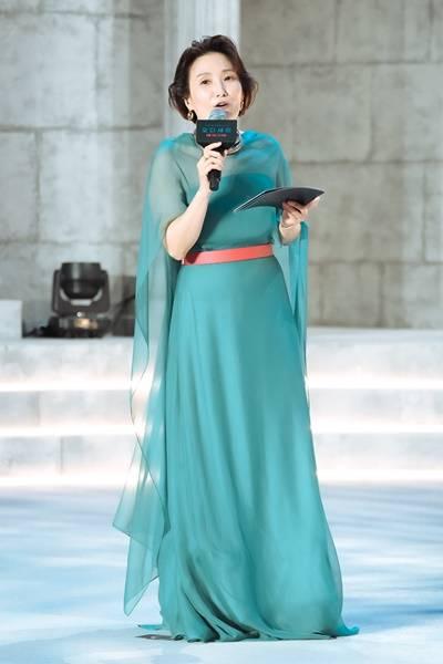 [패션엔 포토] 박경림, MC 파워 제대로! 그리스 여신같은 시스루 케이프 드레스룩