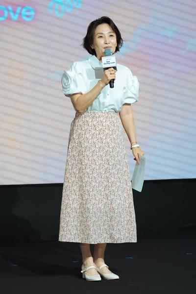 [패션엔 포토] 박경림! 옷에 꽃이 피었네! 로맨틱 영화엔 센스있게 로맨틱한 투피스룩 