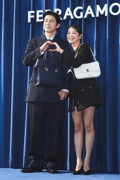 [패션엔 포토] 김무열-윤승아, 결혼 10년차 신혼같은 잉꼬부부 시크한 블랙 시밀러 커플룩