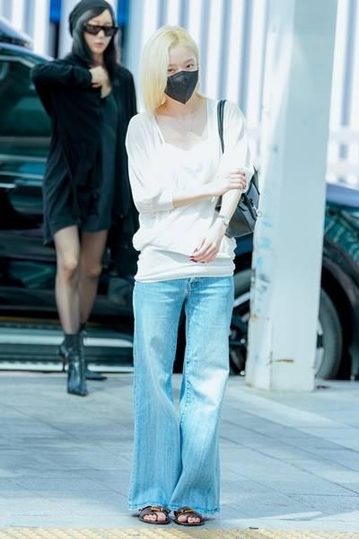 [패션엔 포토] 에스파 윈터, 가볍게 레이어드 여름의 멋! 화이트 톤온톤 타이베이 출국