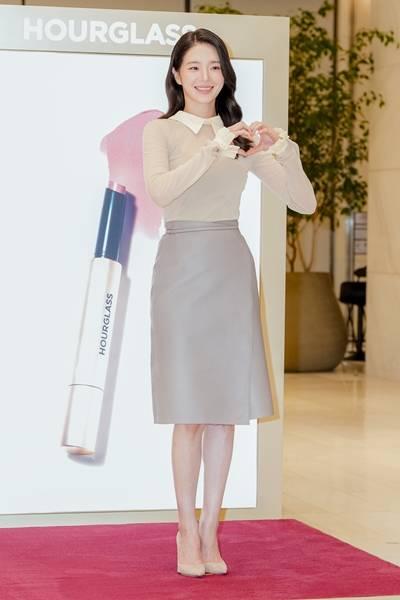 [패션엔 포토] 박규영, 여의도에 핀 은은한 러블리! 가을 향기 솔솔 시스루 블라우스 나들이룩