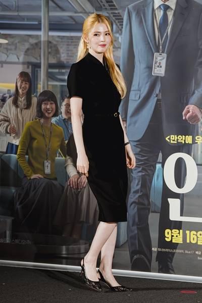 [패션엔 포토] 한소희, 용산이 들썩 금발에 블랙 포스! 패션 CEO의 파워풀한 블랙 커리어우먼룩