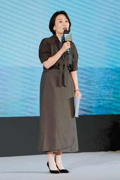 [패션엔 포토] 박경림, 끝나지 않는 무더위! 블라우스는 반팔 여름스러운 간절기 투피스룩 