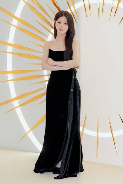 [패션엔 포토] 아이들 미연, 반전의 하이슬릿! 은근히 섹시한 자태 오프숄더 블랙 드레스룩 