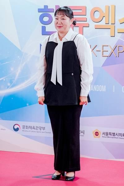 [패션엔 포토] 이수지, 유쾌한 블랙&화이트 레드카펫! 단정함에 위트 페플럼 레이어드룩