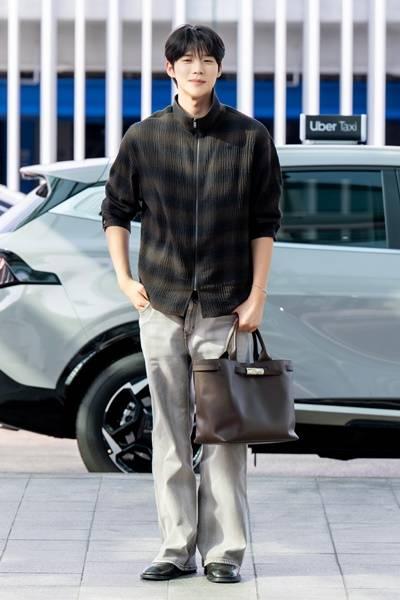 문상민, 체크 셔츠도 가방도 가을속으로! 가을 남자의 부드러운 체크룩 다낭 출국