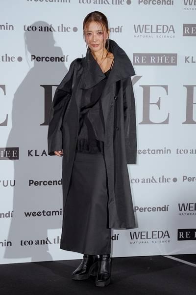[패션엔 포토] 황보, ‘센 언니’의 귀환! 올 블랙으로 휘감은 시크 끝판왕 압도적인 롱 코트룩