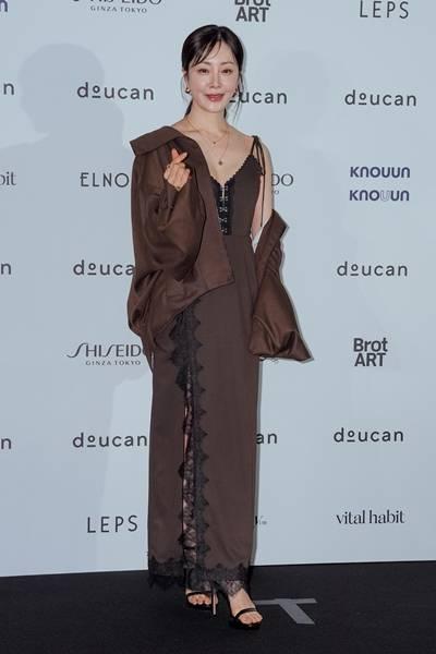 [패션엔 포토] 오나라, 브라운 드레스에 치명적 옆트임! 은근 관능미 톤온톤 드레스룩