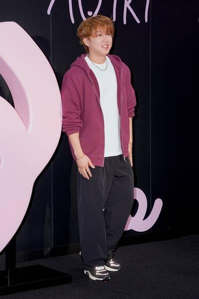 [패션엔 포토] 스트레이키즈 창빈, 달라진 가을옷! 후드 집업으로 편하게 스니커즈는 볼드하게