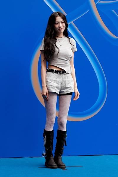 [패션엔 포토] 에이핑크 오하영, 크롭티와 숏츠 굿조합! 완벽한 비율 서울패션위크 잇걸룩