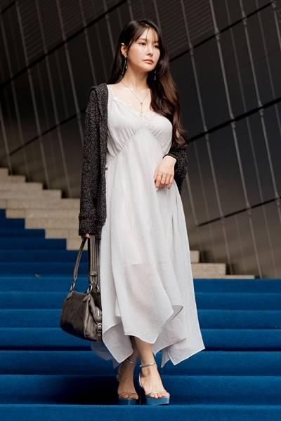 [패션엔 포토] 박규리, 화이트 슬립 롱 드레스 여신 자태! 우아미와 시크미 다 잡은 패션쇼 나들이룩