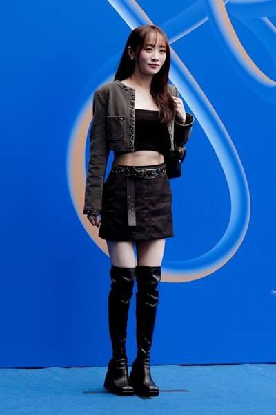 [패션엔 포토] 카라 니콜, 더 예뻐졌네 서울패션위크 빛낸 걸크러시 미니 투피스룩