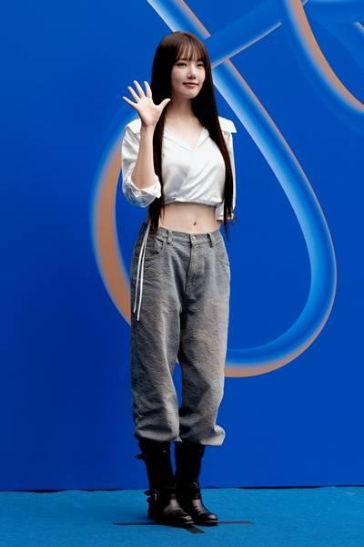 [패션엔 포토] 여자친구 예린, 복근이 놀라워! 크롭티와 청바지로 끝낸 패션위크 스타일