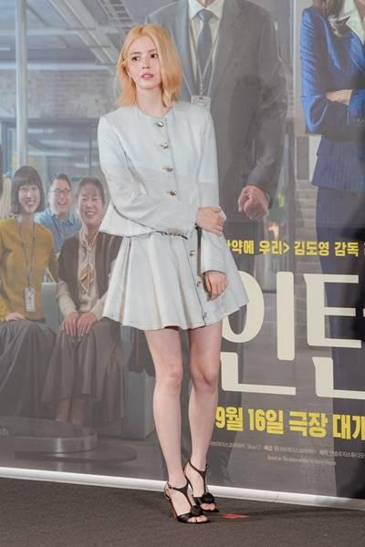 [패션엔 포토] 한소희, 파격적인 금발 변신! 신비로운 매력 스카이블루 투피스 시사회룩