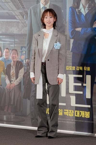 [패션엔 포토] 류혜영, 인턴 기대만발! 코사지로 장식한 보이시한 테일러드 슈트 시사회룩