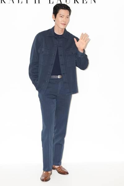 [패션엔 포토] 김우빈, 가을 댄디남의 정석! 머리부터 발끝까지 완벽 네이비 셋업 가을 남친룩