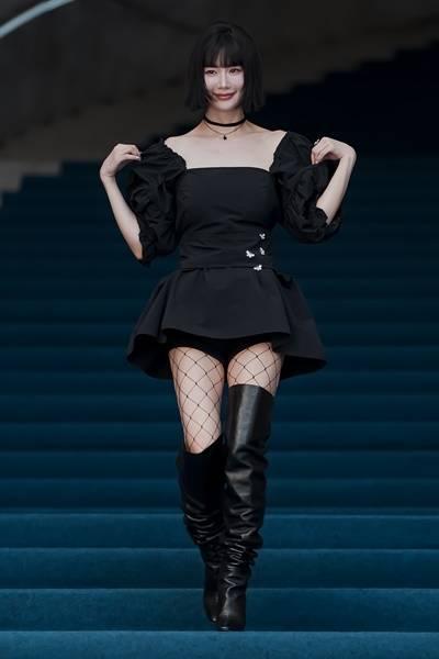[패션엔 포토] 클라라, 풍성한 뽕소매 망사 스타킹! 은근 섹시한 미니 플레어 원피스룩