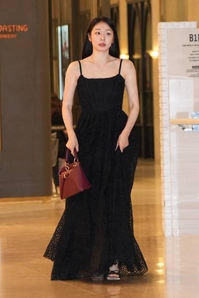 [패션엔 포토] '피겨여왕' 김연아, 잠실 백화점이 들썩! 하늘하늘 블랙 탱크탑 드레스룩