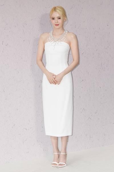 [패션엔 포토] 한소희, 금발의 바비인형! 100억 CEO 포스 신비로운 화이트 오프숄더 드레스룩