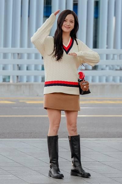 [패션엔 포토] 블랙핑크 지수, V넥 케이블 니트로 뽐낸 청순한 가을 여친룩 뉴욕 출국 