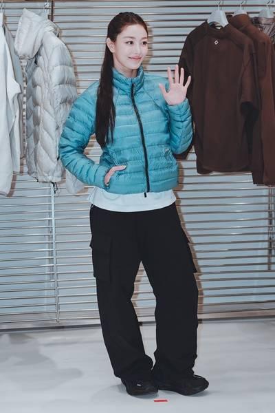 [패션엔 포토] 트와이스 지효, 계절 앞서가는 패셔니스타! 보기만 해도 포근 블루 패딩룩
