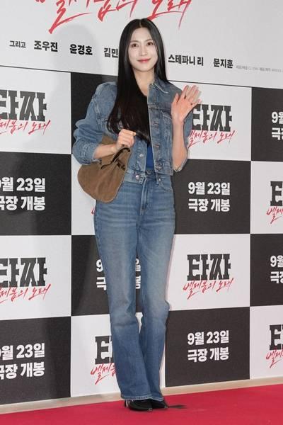 [패션엔 포토] 에이핑크 오하영, 가을 청청의 정석! 슈트 같은 청청 풋풋한 긴머리 소녀의 나들이룩
