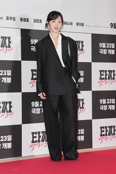 [패션엔 포토] 김보라, 아빠옷 입었나? 오버핏 테일러드 블랙 슈트룩 시사회 나들이