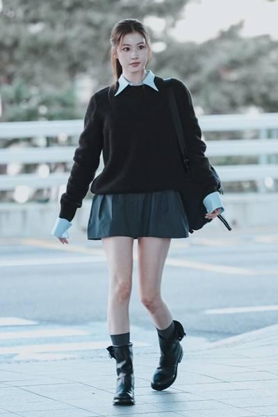 [패션엔 포토] 트와이스 사나, 만화 뚫고 나온 듯 공항이 들썩! 만찢녀 요정의 프레피룩