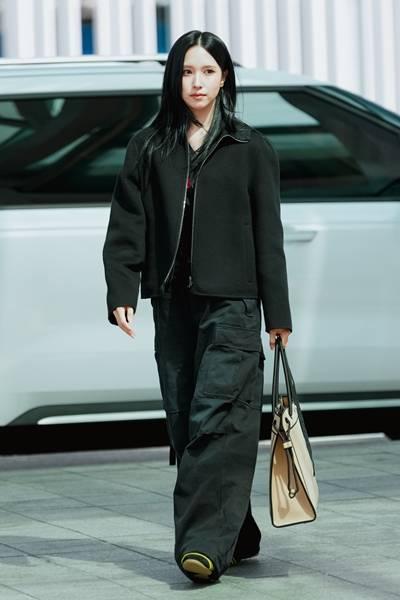 [패션엔 포토] 트와이스 미나, 이렇게 힙했나? 와이드 카고 힙 끝판왕 걸크러시 출국룩