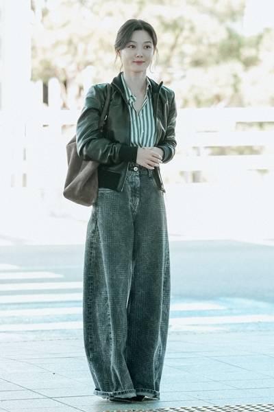 [패션엔 포토] 김유정, 청순함은 잠시 안녕! 레더 재킷에 통 큰 데님 걸크러시 출국룩 