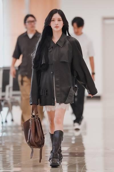 [패션엔 포토] 아이브 가을, 레더 재킷 속 레이스 미니 아찔! 시크&로맨틱 도쿄 출국