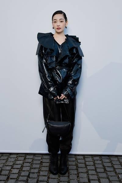 김민하, 런던패션위크 빛낸 스타일 순간! 유려한 실루엣 강렬한 가가패션