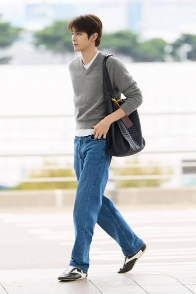 라이즈 성찬, 가을 타는 실루엣! V넥 니트와 청바지 클래식한 캐주얼룩 밀라노 출국