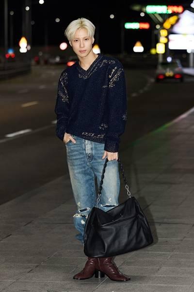 샤이니 태민, 루즈한 V넥 니트와 찢어진 청바지 조합! 실험적인 캐주얼룩 파리 출국길