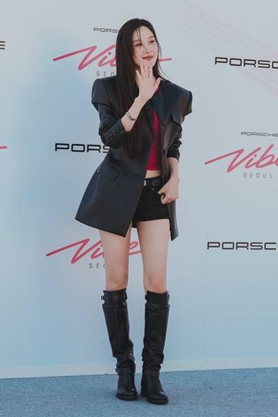 [패션엔 포토] 문가영, 락시크 폭발! 포르쉐 휘저은 가죽 재킷에 미니 쇼츠 락시크룩