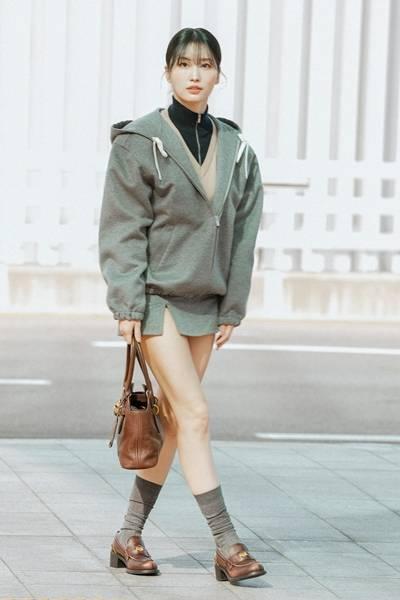[패션엔 포토] 트와이스 모모, 짧아도 너무 짧아! 옆트임에 초미니 아찔 각선미 파리 출국 프레피룩