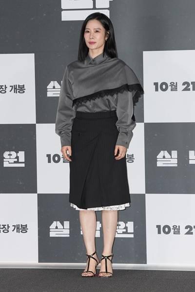 [패션엔 포토] 김현주, 망또를 걸친 듯! 한끗 다른 우아한 케이프 투피스 시사회룩