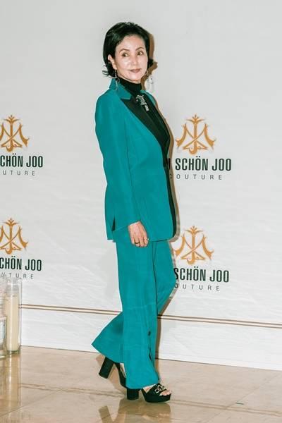 [패션엔 포토] 안소영, 전설의 섹시 스타! 강렬한 존재감 그린 테일러드 슈트핏