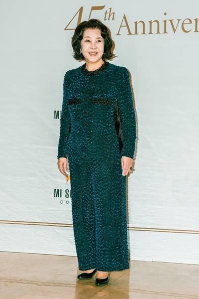 [패션엔 포토] 김영란, 70세 여배우의 패션쇼 나들이! 우아한 그린 벨벳 드레스룩 