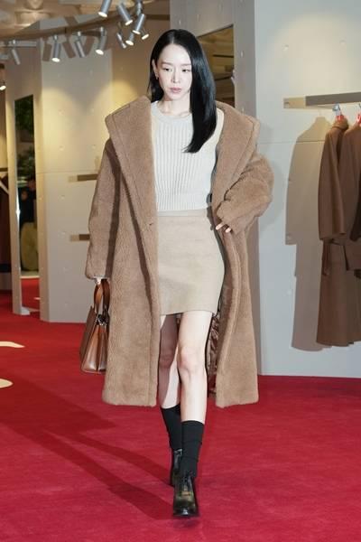 [패션엔 포토] 신혜선, 벌써 테디베어 코트 꺼냈다! 포근한 톤온톤 럭셔리 백화점 나들이룩