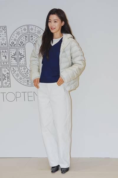 [패션엔 포토] 전지현, 패딩도 여신처럼! 대구가 들썩 경량 패딩으로 끝낸 우아한 데일리룩