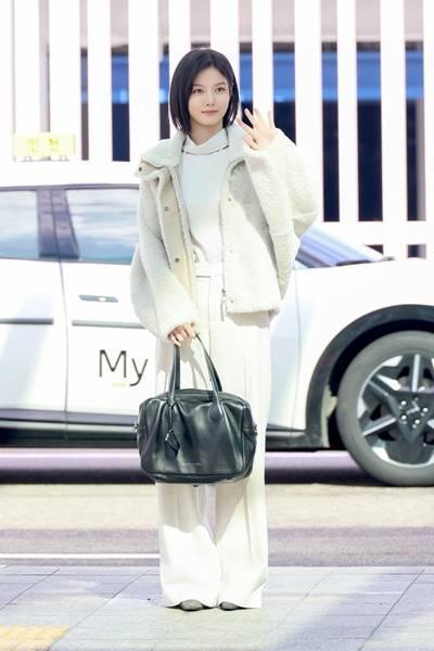 김유정, 복실복실 보기만 해도 포근해! 시어링 재킷으로 뽐낸 톤온톤 윈터룩 홍콩 출국