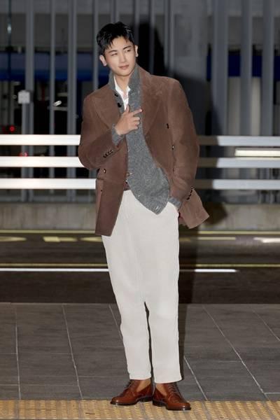 박형식, 가을 타는 남자! 스웨이드 코트부터 신발까지 클래식한 유러피안 신사룩