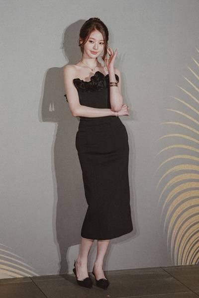 [패션엔 포토] 아이브 장원영, 뭉게구름을 입었네! 요정같은 오프숄더 러플 드레스룩