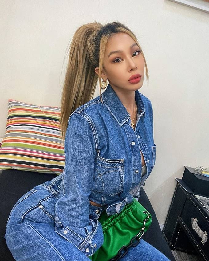 패션엔 :: '환불원정대' 제시, 힙한 은비의 섹시한 청청패션 '뭘 입어도 튀네'