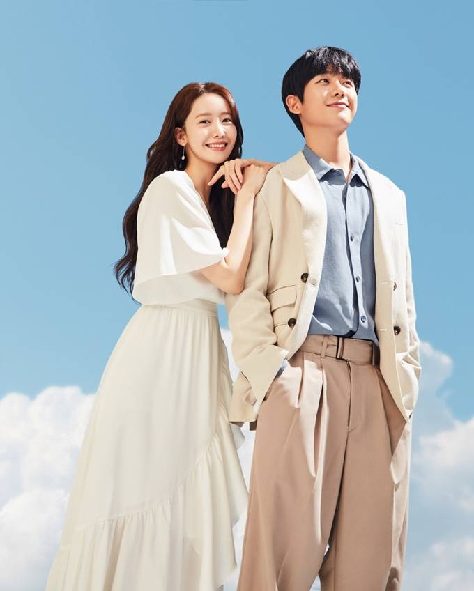 패션엔 윤아·정해인, 여행가고 싶네! 실제 커플같은 싱그러운 투샷