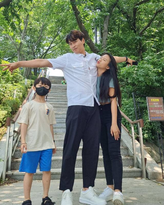 패션엔 :: '이동국 딸' 재시, 엄마 아빠 반반 닮았네! 15살 모델핏 '다리길이 놀라워'