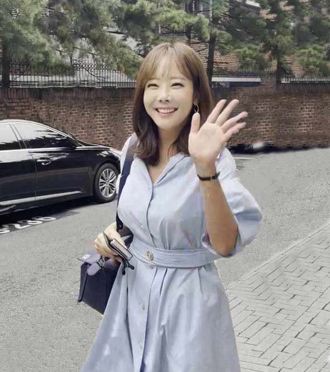 패션엔 :: '세아이 엄마' 소유진, 오늘도 열일! 가을맞이 트렌치 원피스룩 외출 패션엔 :: '세아이 엄마' 소유진, 오늘도 열일! 가을맞이 트렌치 원피스룩 외출
